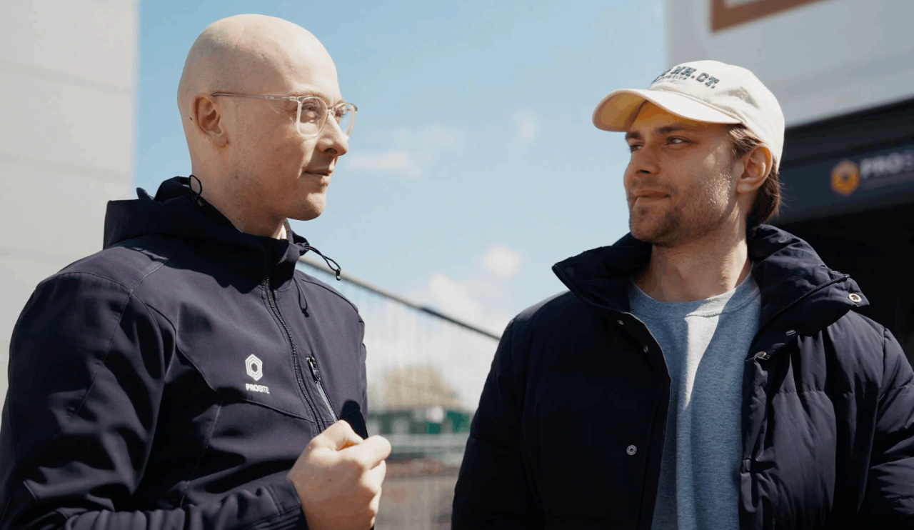 Bausicht in conversation on the construction site